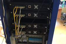 HW Sync: Synchronizace jednotek v Rack provedení (žlutý FTP kabel) 
